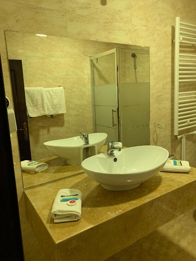 Laura Holiday Hotel Brăila Eksteriør billede