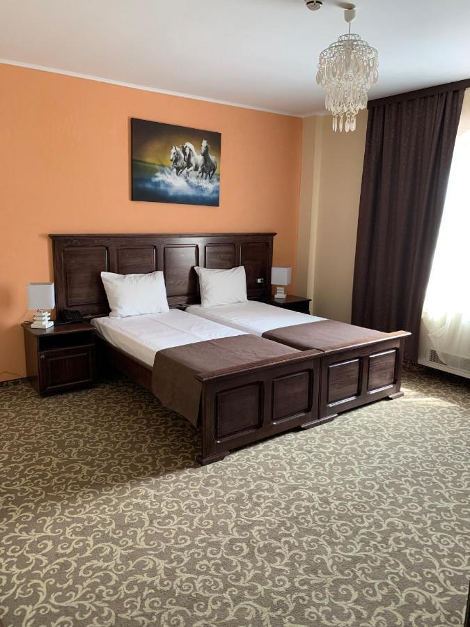 Laura Holiday Hotel Brăila Eksteriør billede